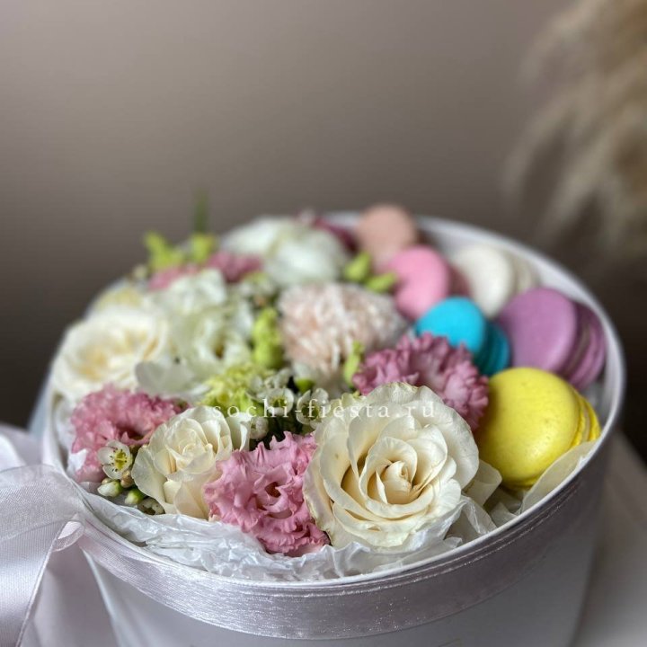 Цветы в цилиндре с макаронс "Прованс" в Воронеже