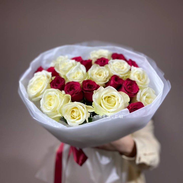 Букет их красных и белых 25 роз в Воронеже