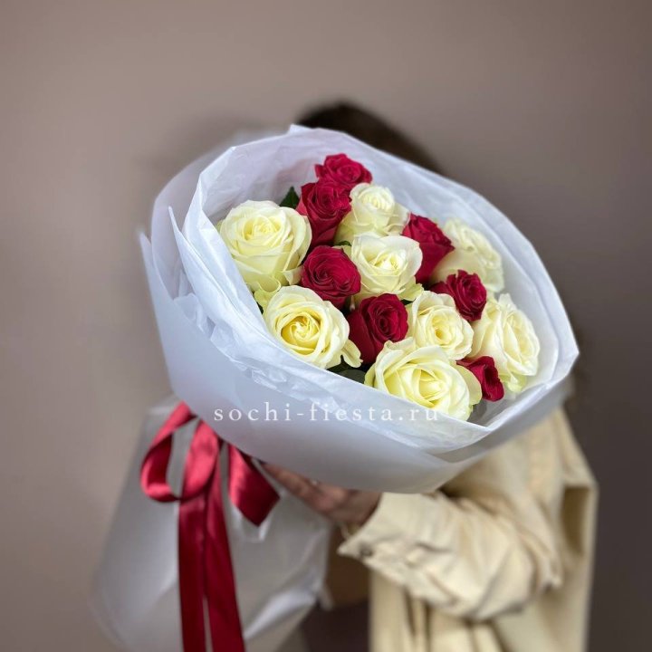 Букет из красных белых 15 роз в Воронеже