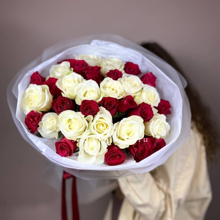 Букет из красных белых 35 роз в Воронеже