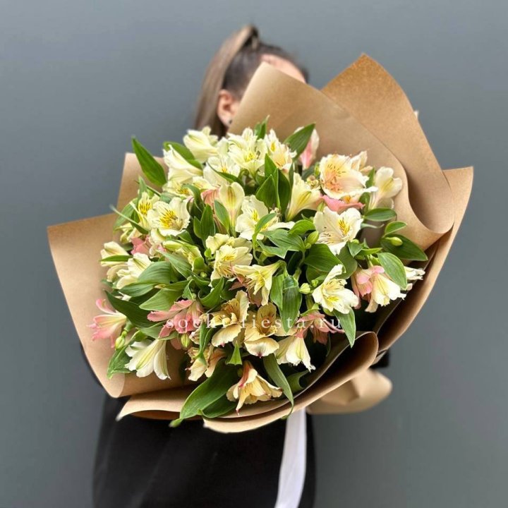 Букет альстромерий в крафте в Воронеже