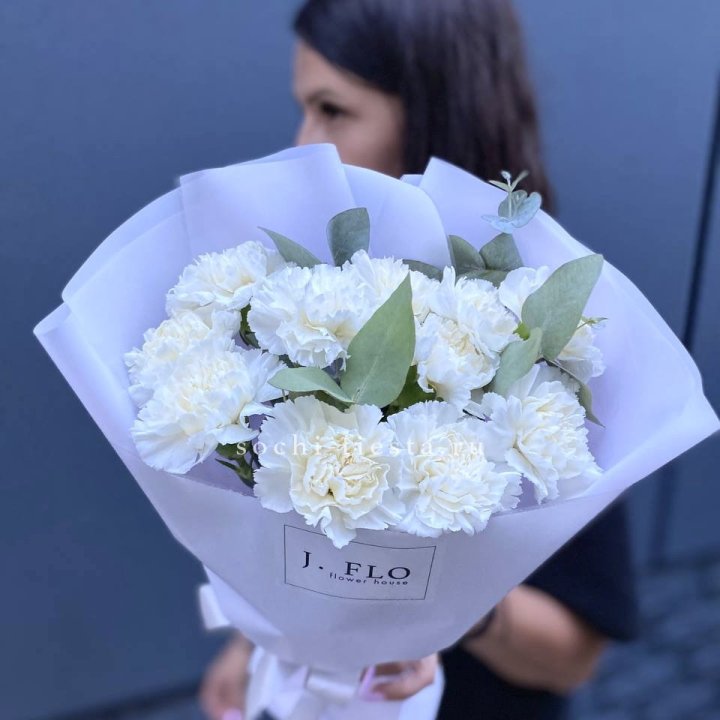 Букет белых диантусов с эвкалиптом в Воронеже