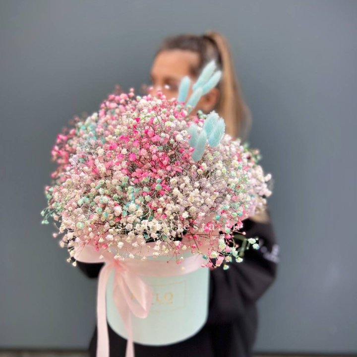 9 Радужных гипсофилы в шляпной коробке в Воронеже