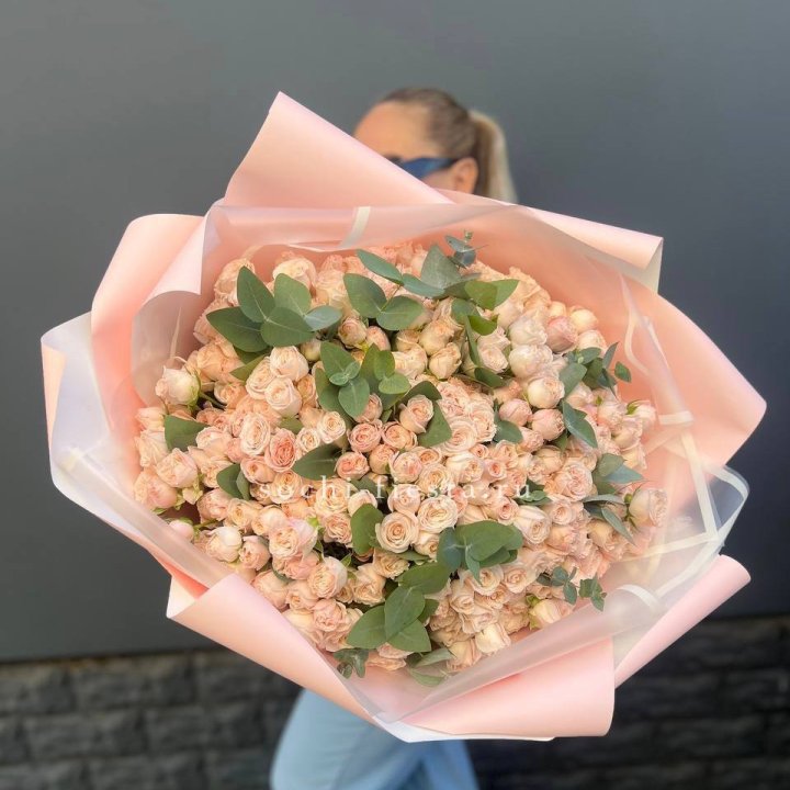 101 кустовая роза с эвкалиптом в Воронеже