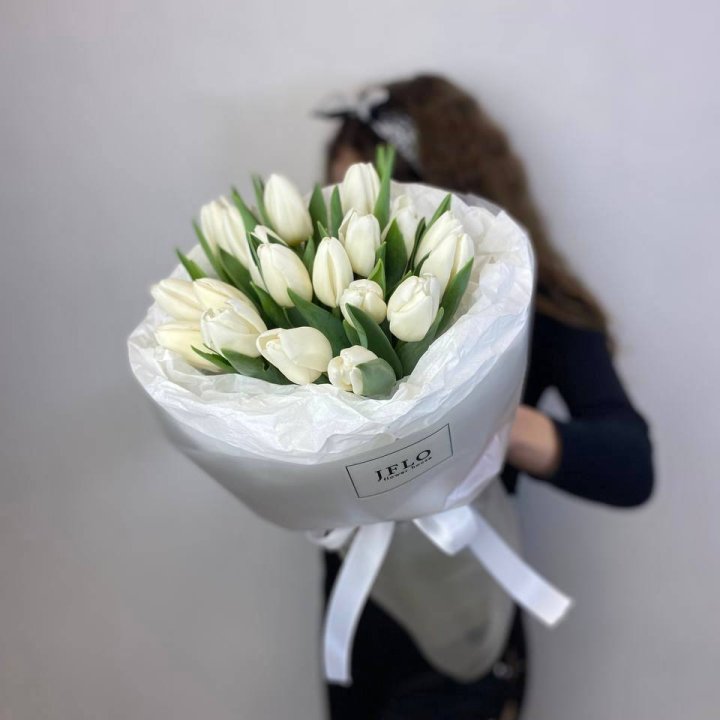  19 белых воздушных тюльпанов в Воронеже