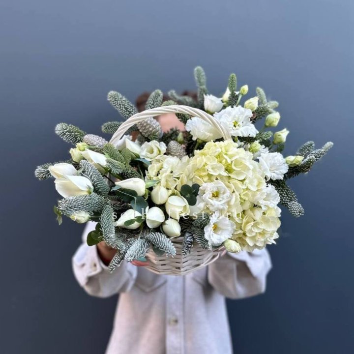 Новогодняя корзина с цветами в Воронеже