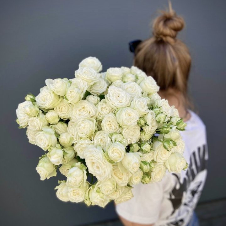 Охапка кустовых роз бомбастик  в Воронеже