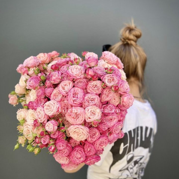 Охапка кустовых роз бомбастик пинк в Воронеже