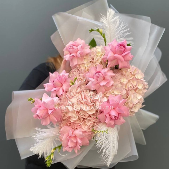  Букет  из гортензий и розовых роз в Воронеже