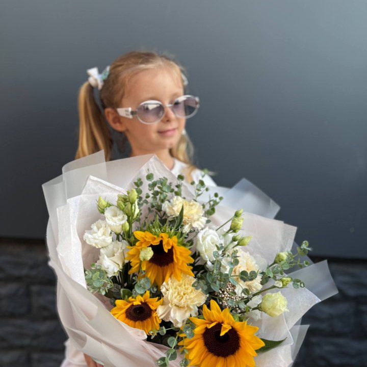  Букет  из стойких цветов с подсолнухами в Воронеже