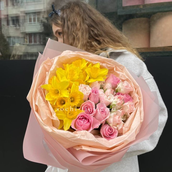 Букет роз и нарциссов в Воронеже