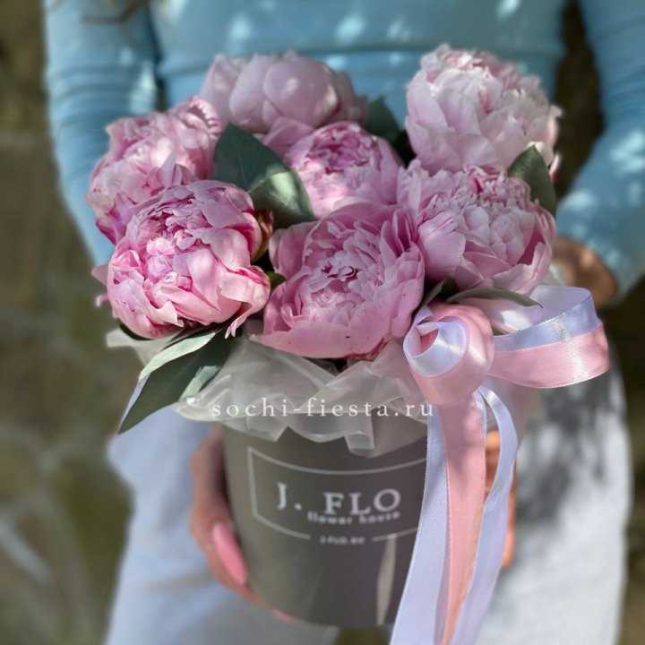 Цилиндр пионов с эвкалиптом в Воронеже