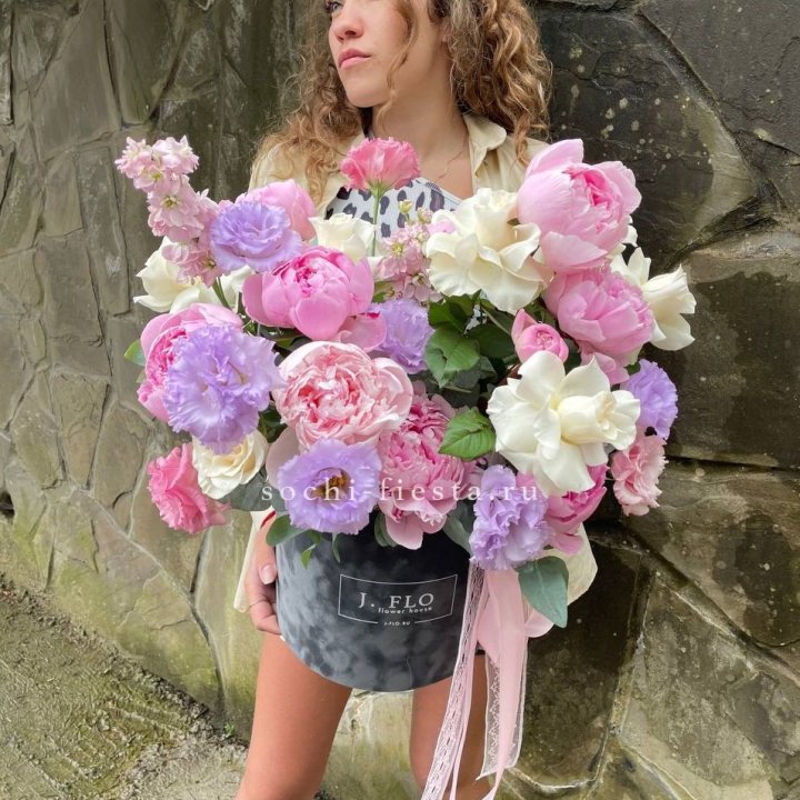 Дизайнерский цилиндр с пионами в Воронеже