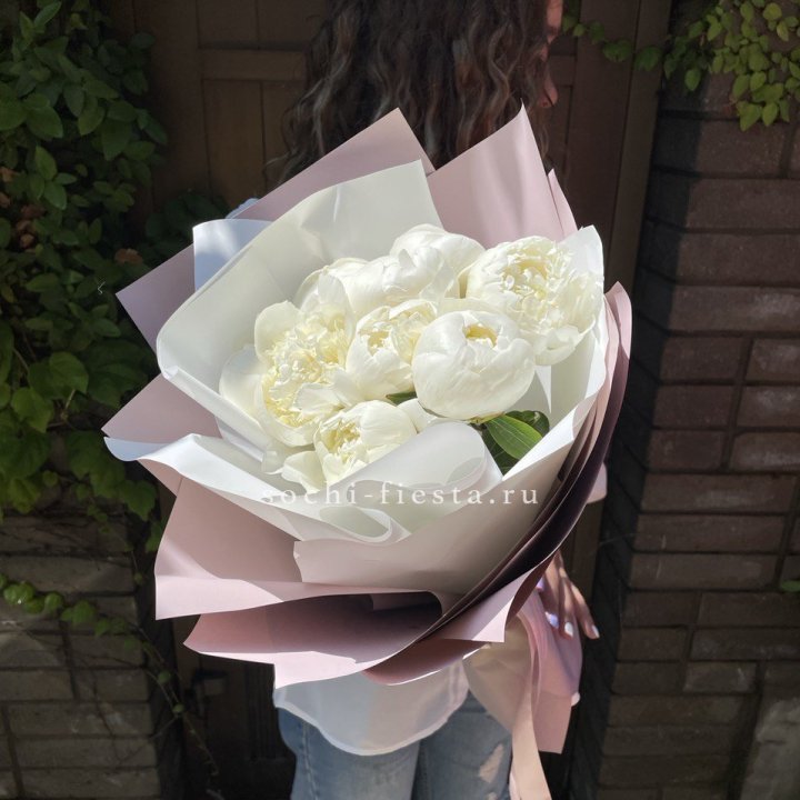 9 белоснежных пионов в Воронеже