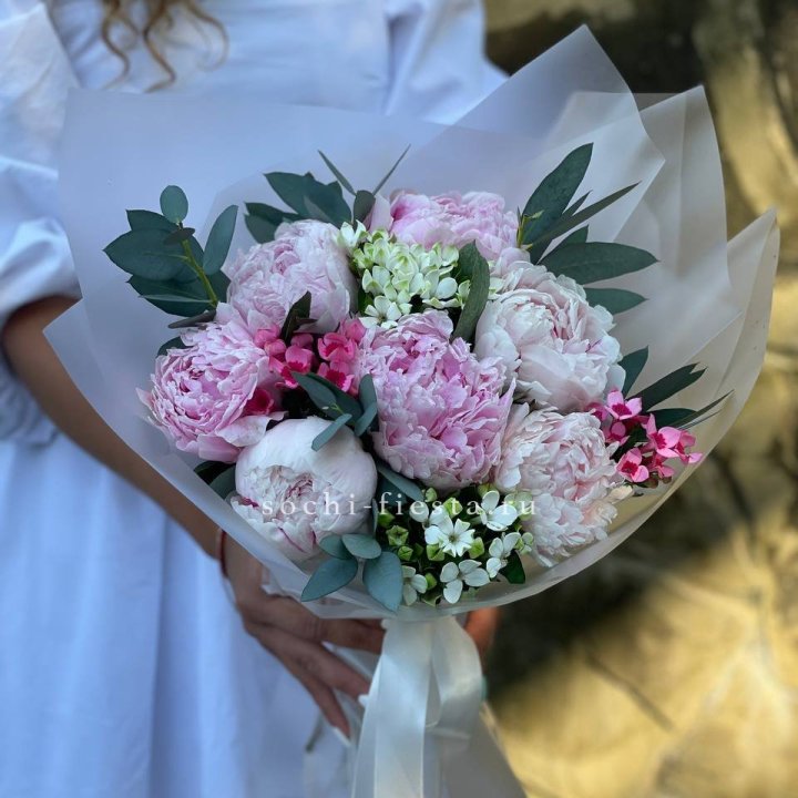 7 зефирных пионов с эвкалиптом в Воронеже
