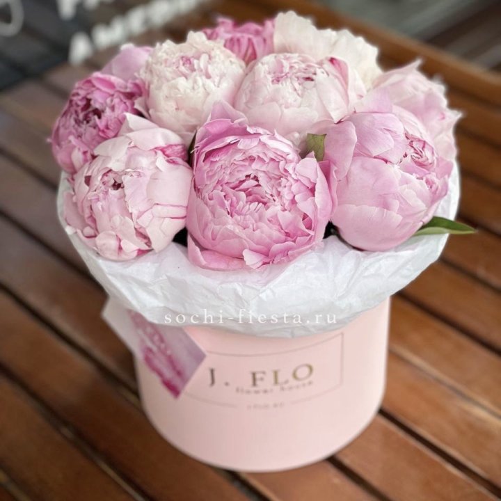 Цилиндр с пионами "Лилу" в Воронеже