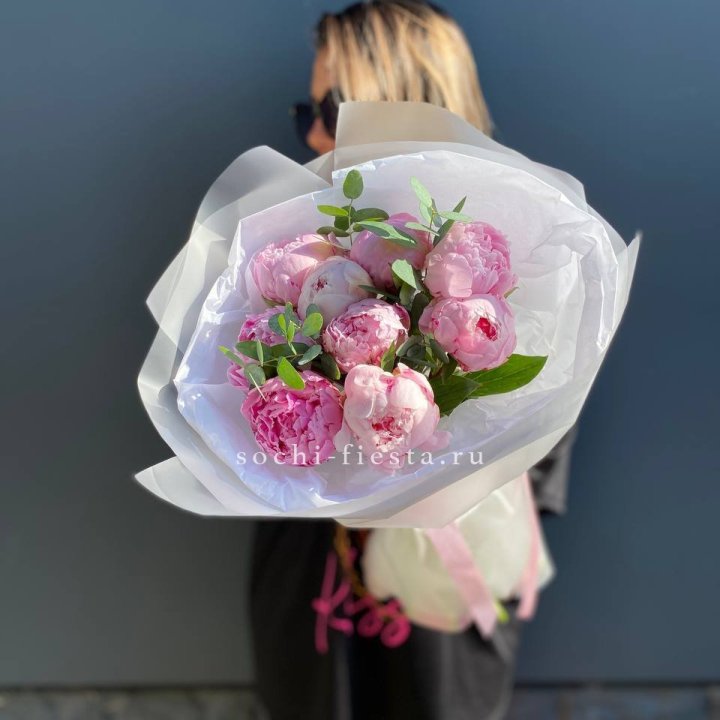 9 пионов с эвкалиптом в Воронеже