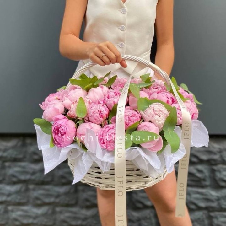 29 пионов в корзине в Воронеже