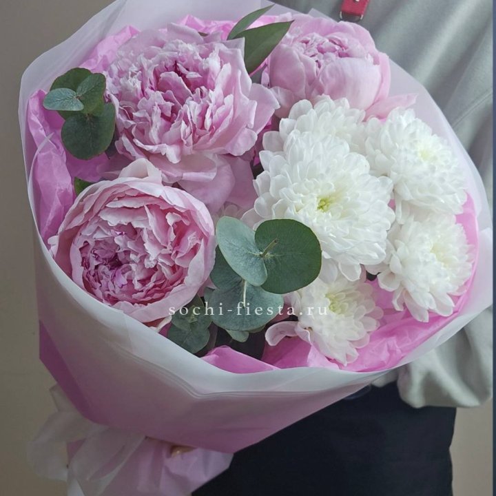  Букет комплимент с пионами в Воронеже