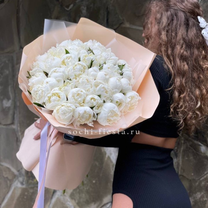 35 белых пион в Воронеже