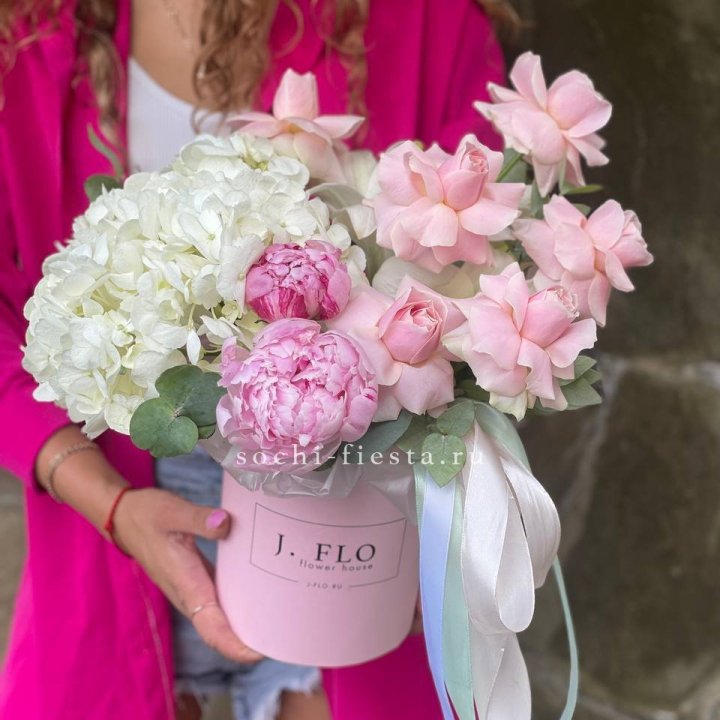 Цилиндр с пионами "Алисия" в Воронеже