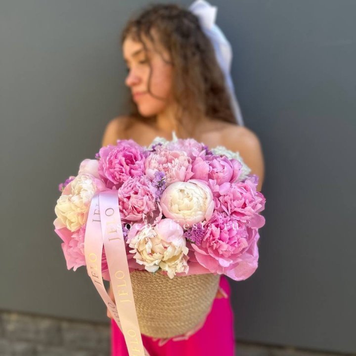 15 пионов в джутовом кашпо в Воронеже