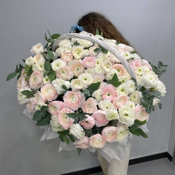 Ранункулюсы в корзине в Воронеже