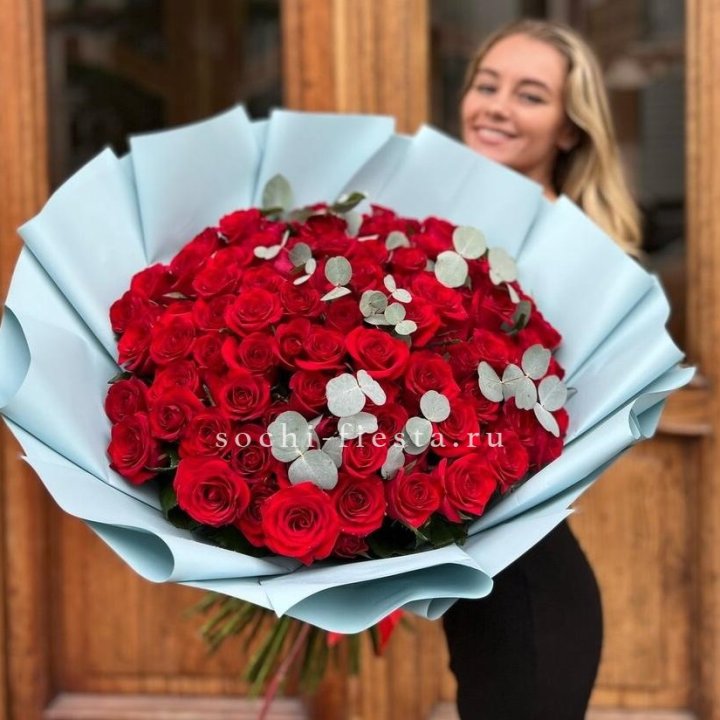 101 красная роза с эвкалиптом в Воронеже
