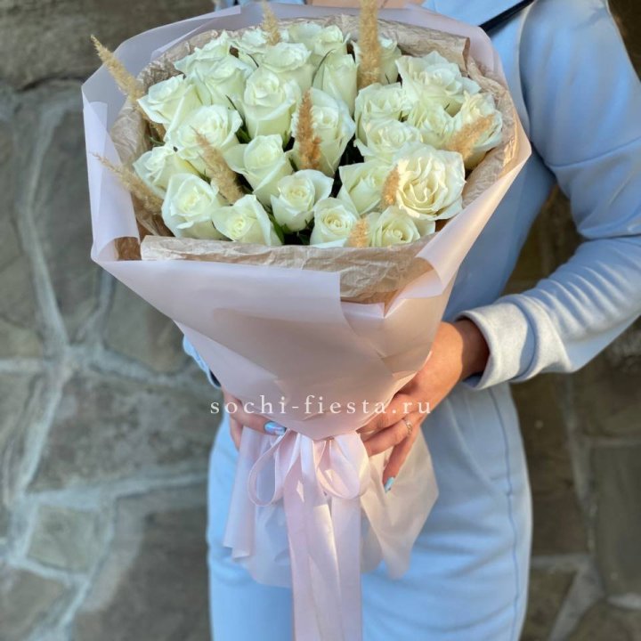 25 белых роз с сухоцветами в Воронеже