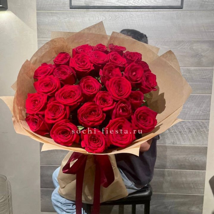 37 красных роз в крафте в Воронеже