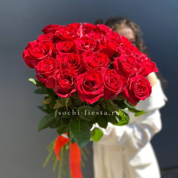 25 высоких красных роз в Воронеже