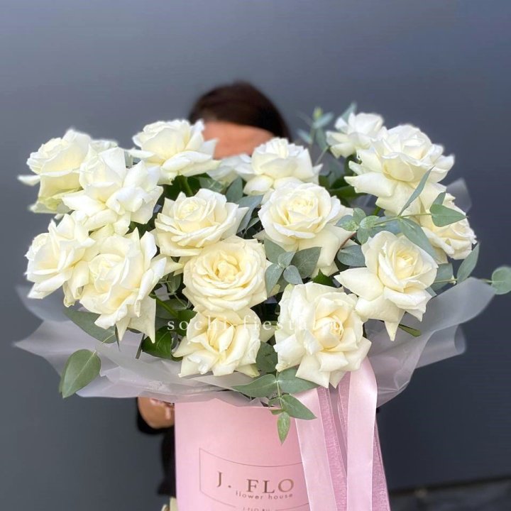 17 Французских белых роз в боксе в Воронеже