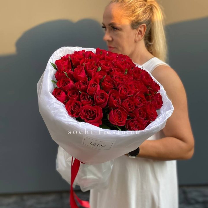 51 роза мадам ред в нежном оформлении в Воронеже