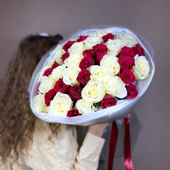 Букет из красных белых 45 роз в Воронеже