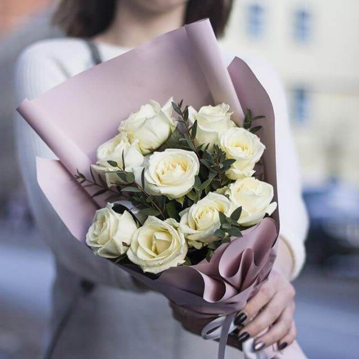 9 белых  роз "Минт" в Воронеже
