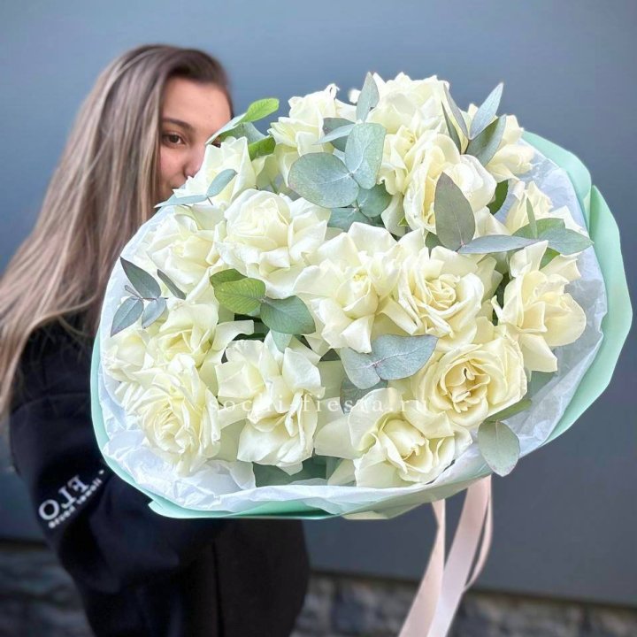 19 Белых французских роз "Ноте бьянке" в Воронеже