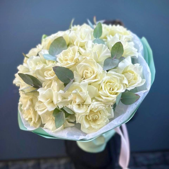 25 Белых французских роз "Ноте бьянка" в Воронеже