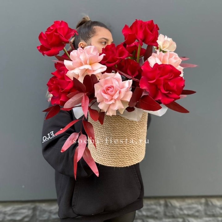 15 Французских роз в джутовом кашпо в Воронеже