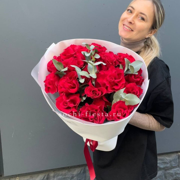 17 Красных французских роз в Воронеже
