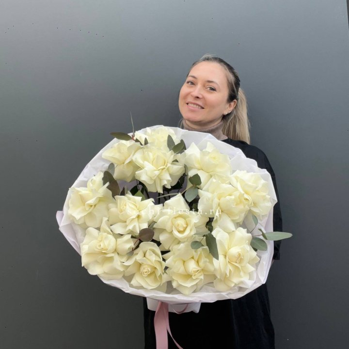 13 Белых французских роз Облако в Воронеже