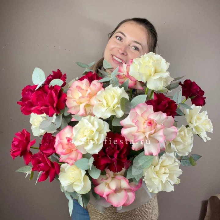 35 французских роз микс в джутовом боксе в Воронеже