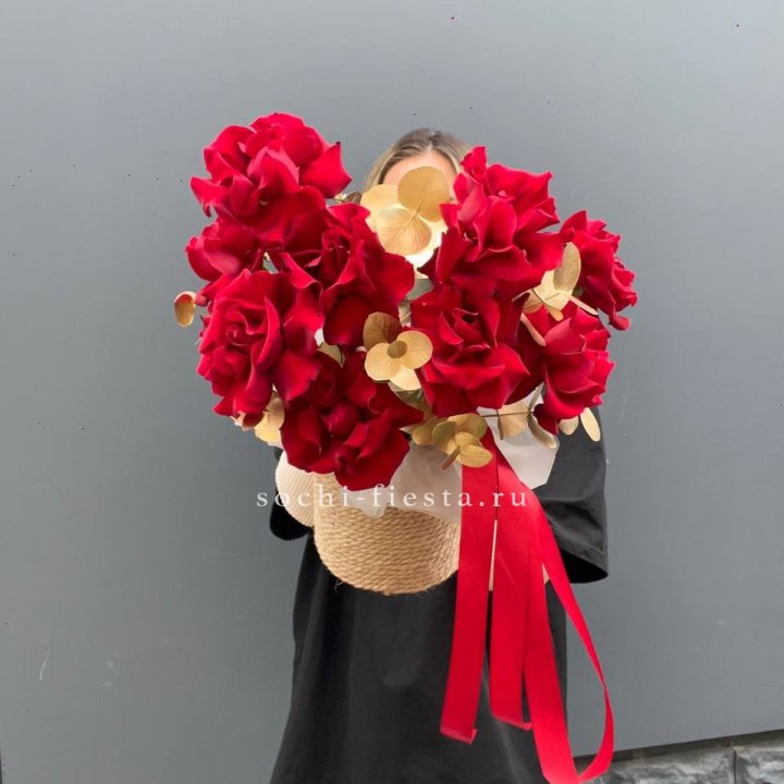 Красные французские розы в джутовом кашпо в Воронеже