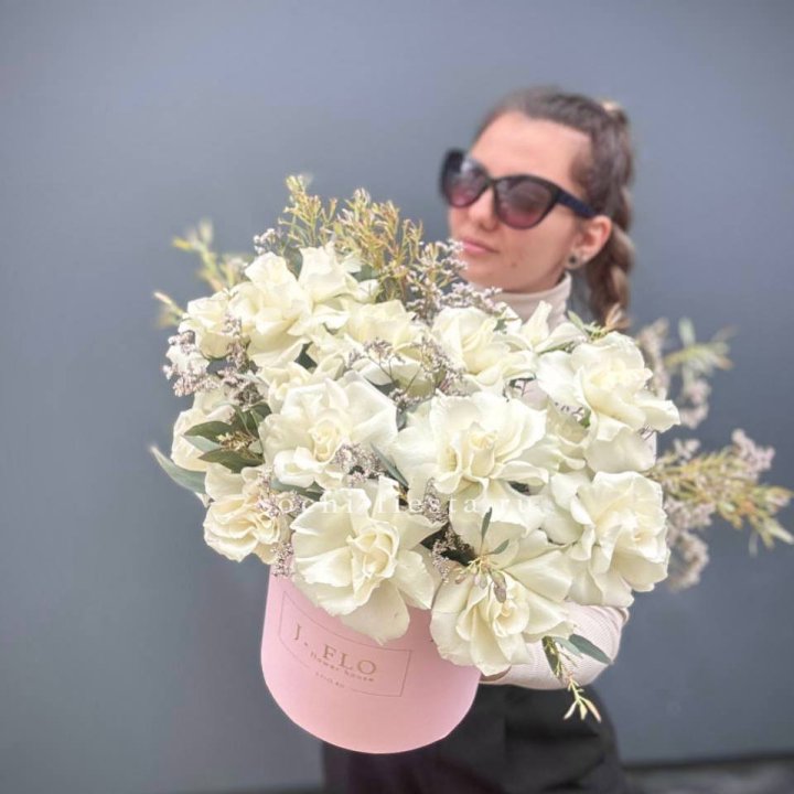 17 Французских белых роз в коробке Афина в Воронеже