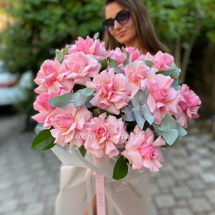 17 Розовых  французских роз в Воронеже