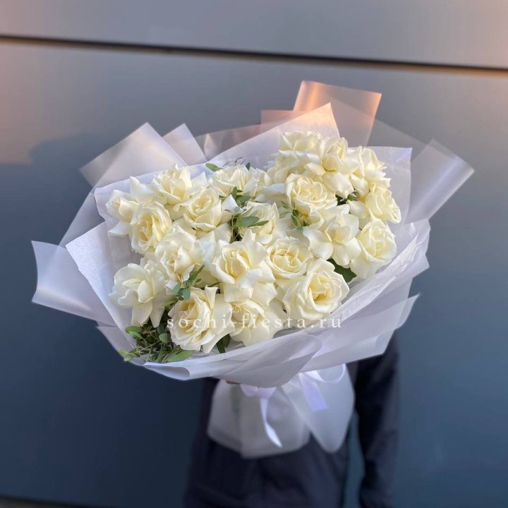 Пышный букет из белых роз в Воронеже