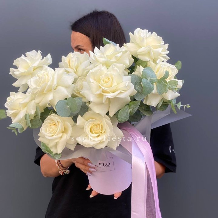 11 Французских белых роз в боксе в Воронеже