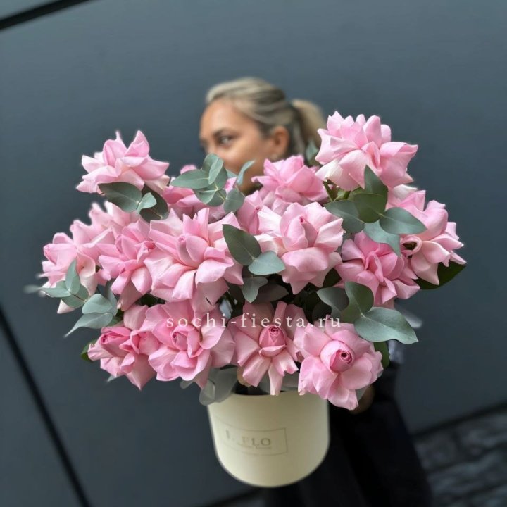 17 Розовых французских роз в боксе в Воронеже