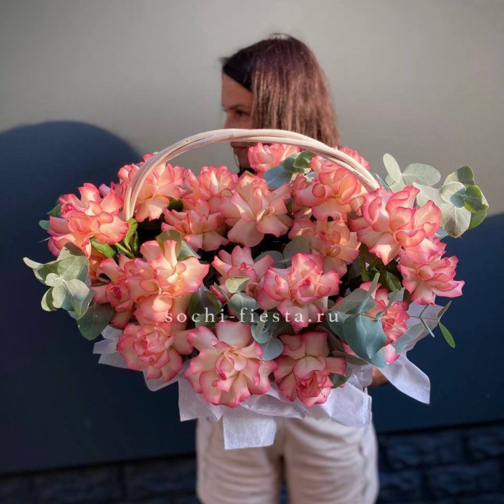 25 Французских роз Джумилия в корзине в Воронеже