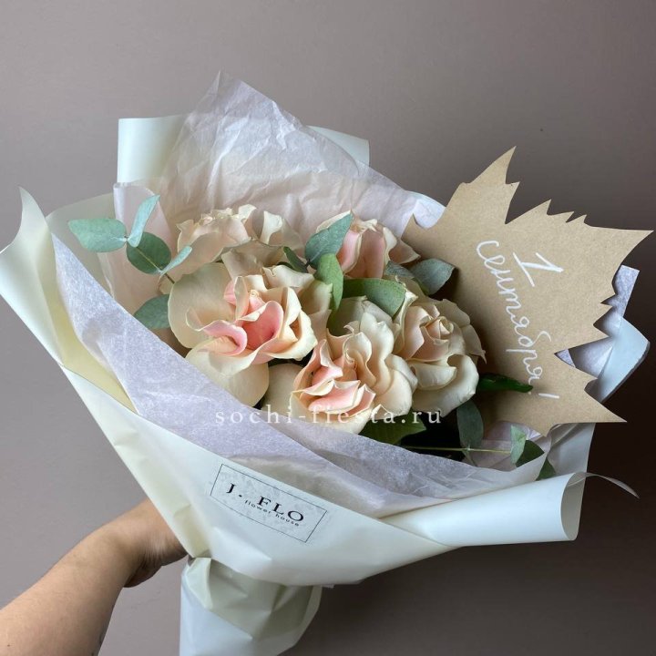 Букет кремовых роз к дню знаний в Воронеже