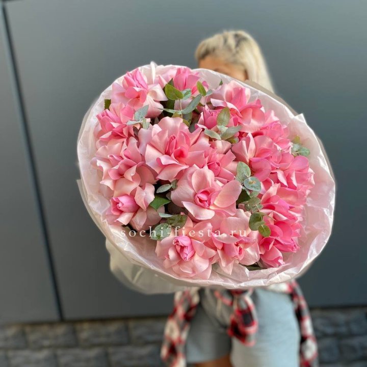 17 розовых роз в Воронеже